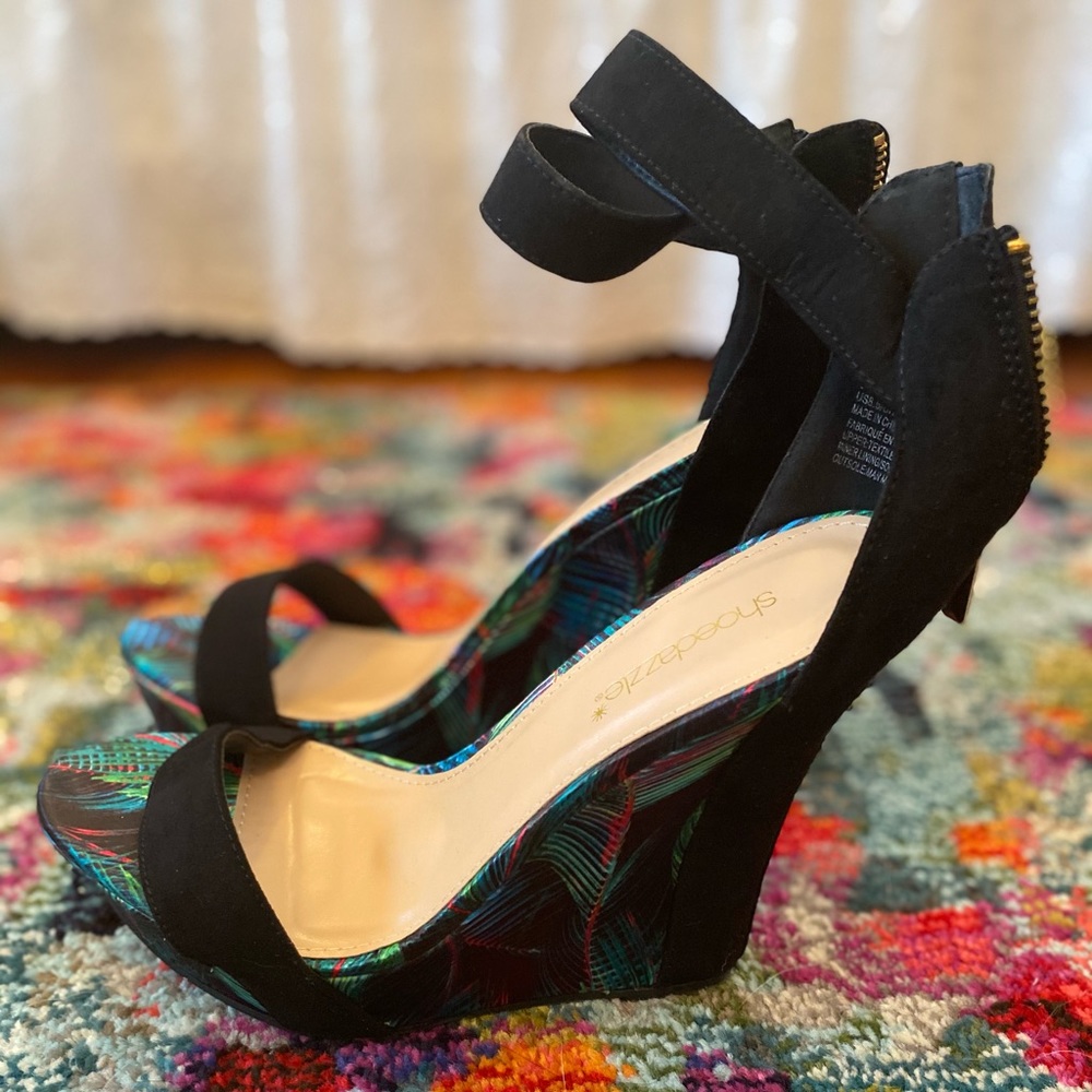 Edgy high detailed wedge heel